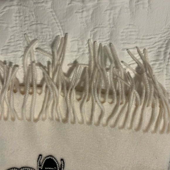 NWT authentic Gucci cashmere scarf with pearl bee appliqué, ivory color - Picture 7 of 10